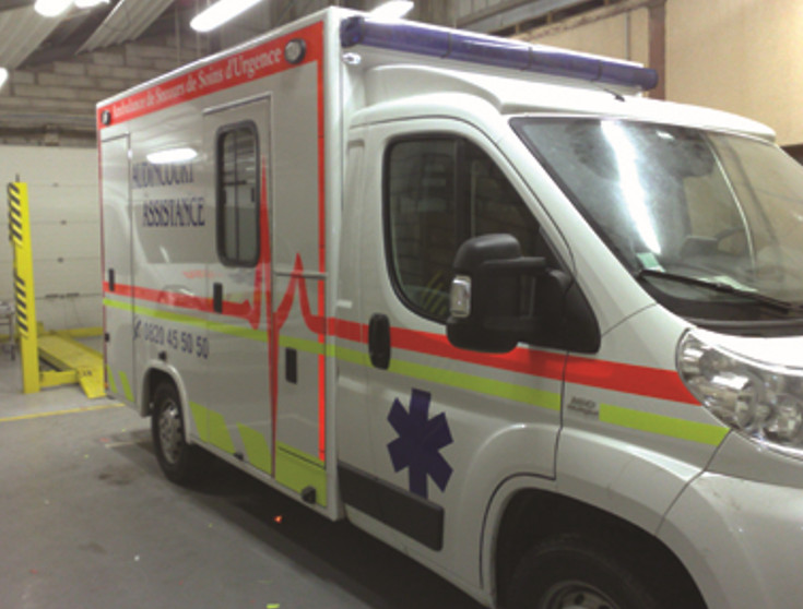 décoration et habillage de véhicules - Une ambulance décorée avec de ladhésif