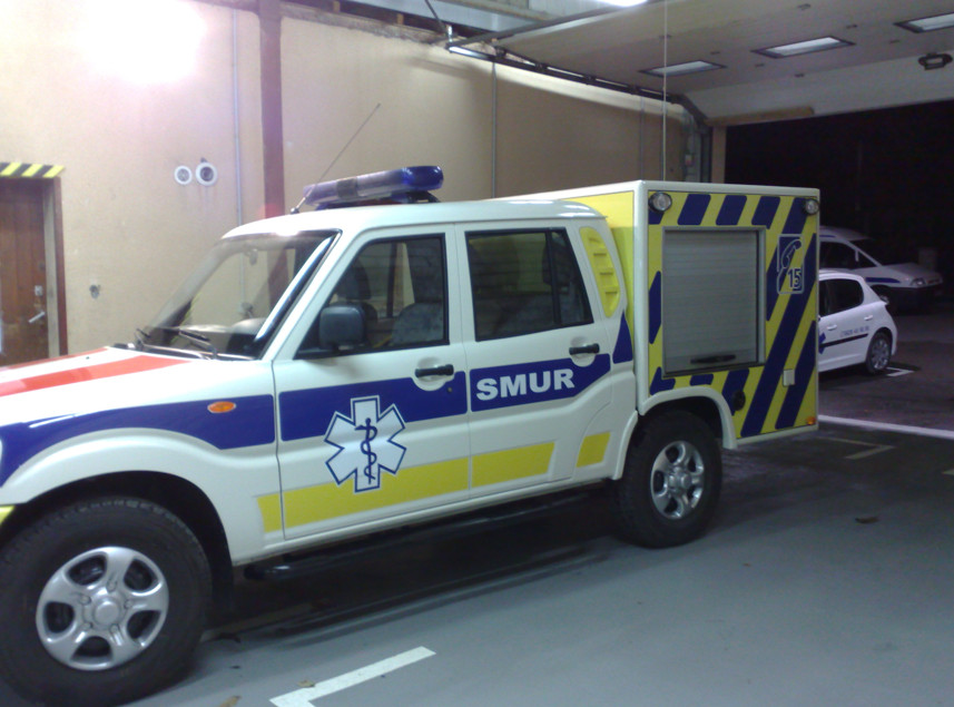 décoration et habillage de véhicules - Une ambulance décorée avec de l'adhesif